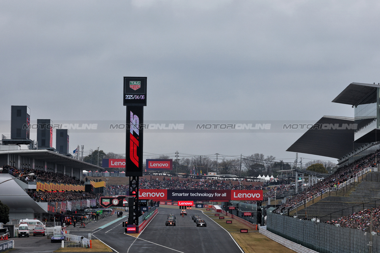 GP GIAPPONE, Max Verstappen (NLD) Red Bull Racing RB21 davanti a at the partenza of the race.

06.04.2025. Formula 1 World Championship, Rd 3, Japanese Grand Prix, Suzuka, Japan, Gara Day.

- www.xpbimages.com, EMail: requests@xpbimages.com © Copyright: Batchelor / XPB Images