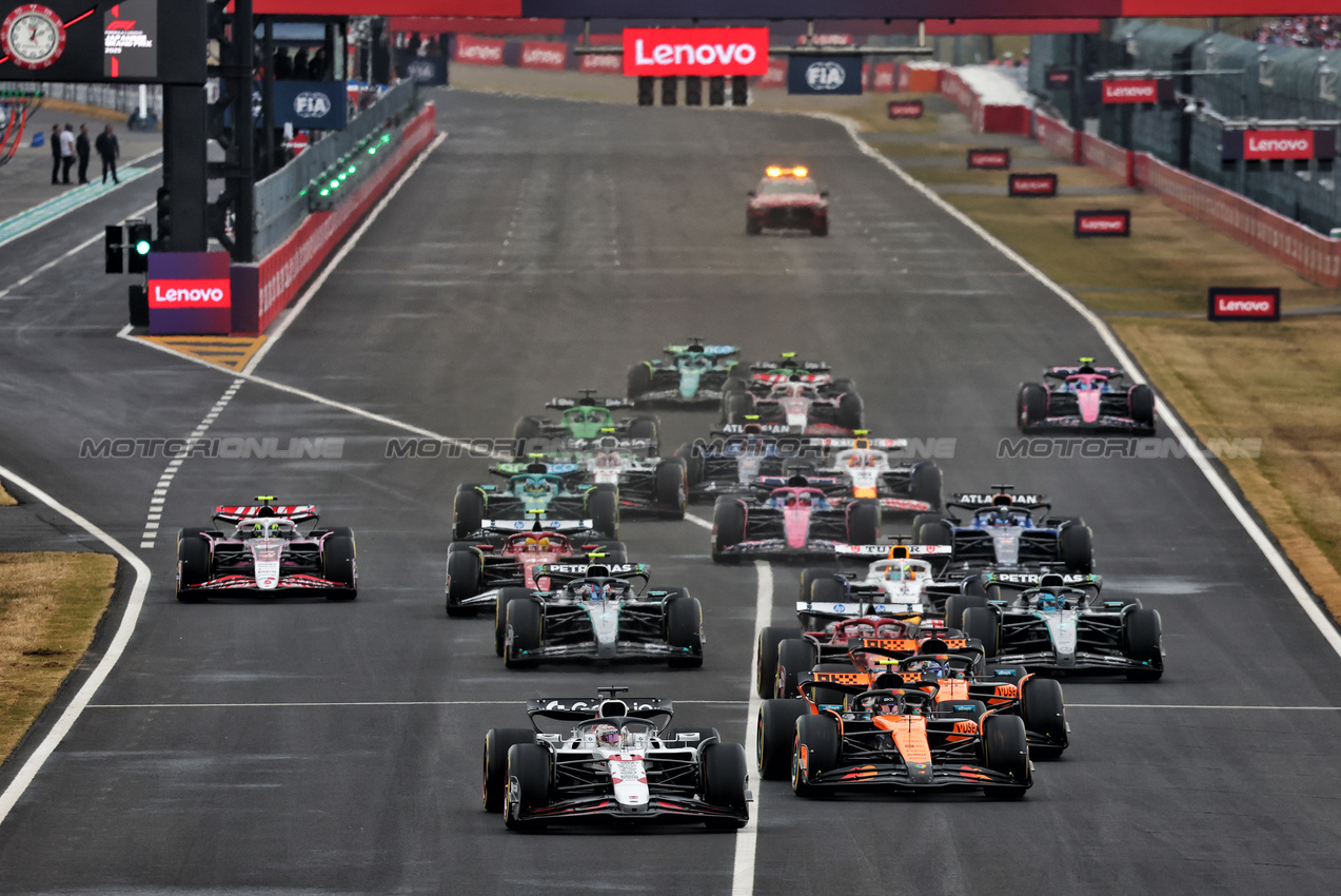 GP GIAPPONE, Max Verstappen (NLD) Red Bull Racing RB21 davanti a at the partenza of the race.

06.04.2025. Formula 1 World Championship, Rd 3, Japanese Grand Prix, Suzuka, Japan, Gara Day.

- www.xpbimages.com, EMail: requests@xpbimages.com © Copyright: Batchelor / XPB Images