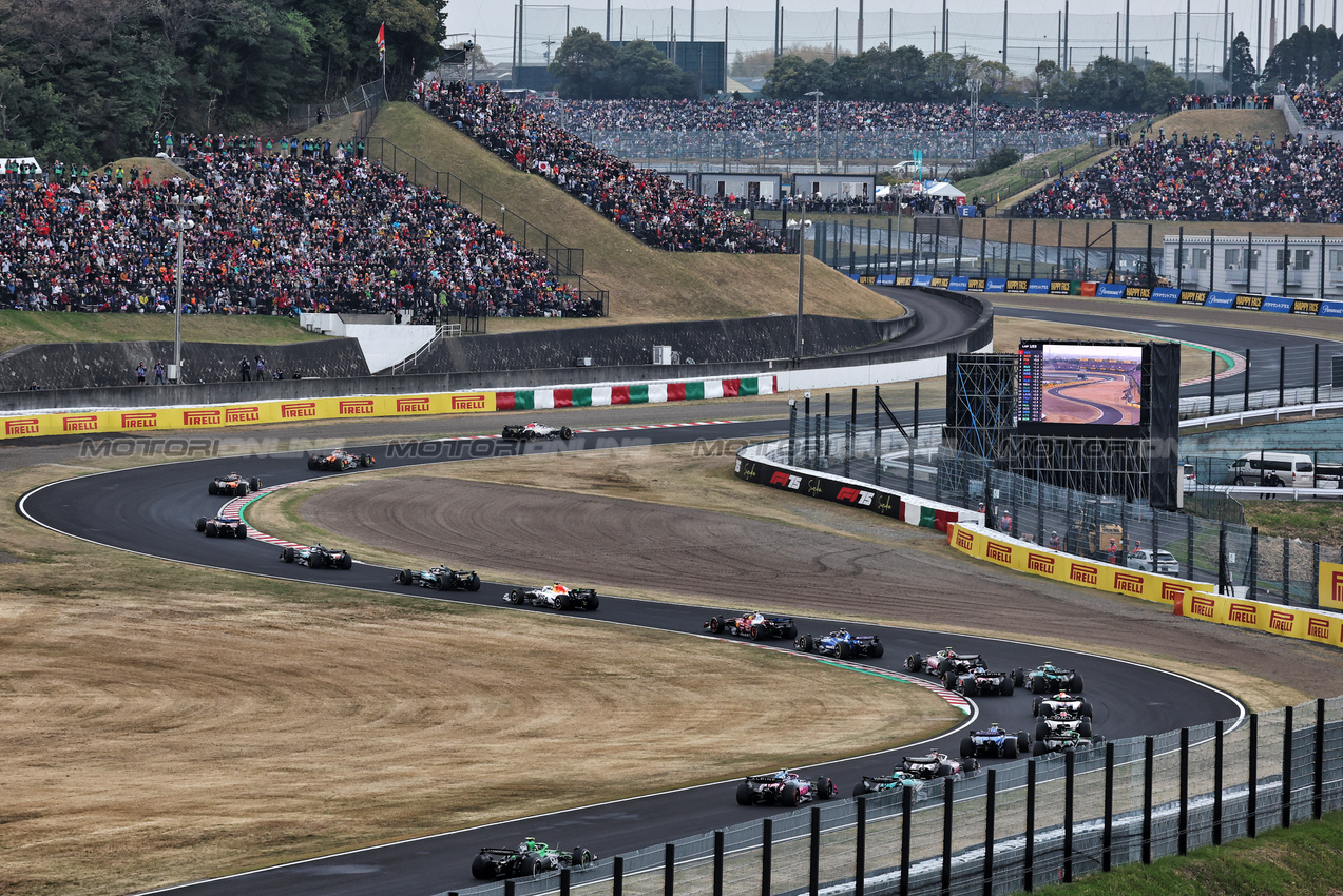GP GIAPPONE, Max Verstappen (NLD) Red Bull Racing RB21 davanti a at the partenza of the race.

06.04.2025. Formula 1 World Championship, Rd 3, Japanese Grand Prix, Suzuka, Japan, Gara Day.

- www.xpbimages.com, EMail: requests@xpbimages.com © Copyright: Moy / XPB Images