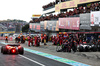 GP GIAPPONE, Max Verstappen (NLD) Red Bull Racing RB21 makes a pit stop as Lando Norris (GBR) McLaren MCL39 approaches his box.

06.04.2025. Formula 1 World Championship, Rd 3, Japanese Grand Prix, Suzuka, Japan, Gara Day.

- www.xpbimages.com, EMail: requests@xpbimages.com © Copyright: Batchelor / XPB Images