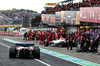 GP GIAPPONE, Max Verstappen (NLD) Red Bull Racing RB21 leaves the pits as Charles Leclerc (MON) Ferrari SF-25 makes a pit stop.

06.04.2025. Formula 1 World Championship, Rd 3, Japanese Grand Prix, Suzuka, Japan, Gara Day.

- www.xpbimages.com, EMail: requests@xpbimages.com © Copyright: Batchelor / XPB Images