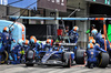 GP GIAPPONE, Carlos Sainz (ESP) Atlassian Williams Racing FW46 makes a pit stop.

06.04.2025. Formula 1 World Championship, Rd 3, Japanese Grand Prix, Suzuka, Japan, Gara Day.

- www.xpbimages.com, EMail: requests@xpbimages.com © Copyright: Batchelor / XPB Images