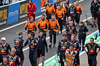 GP GIAPPONE, Red Bull Racing e McLaren meccanici head to the podium.

06.04.2025. Formula 1 World Championship, Rd 3, Japanese Grand Prix, Suzuka, Japan, Gara Day.

- www.xpbimages.com, EMail: requests@xpbimages.com © Copyright: Moy / XPB Images