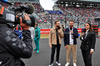 GP GIAPPONE, (L to R): James Hinchcliffe (CDN) F1 Digital Presenter; Chris Medland (GBR) Journalist; e Laura Winter (GBR) F1 Presenter on the grid.

06.04.2025. Formula 1 World Championship, Rd 3, Japanese Grand Prix, Suzuka, Japan, Gara Day.

- www.xpbimages.com, EMail: requests@xpbimages.com © Copyright: Batchelor / XPB Images