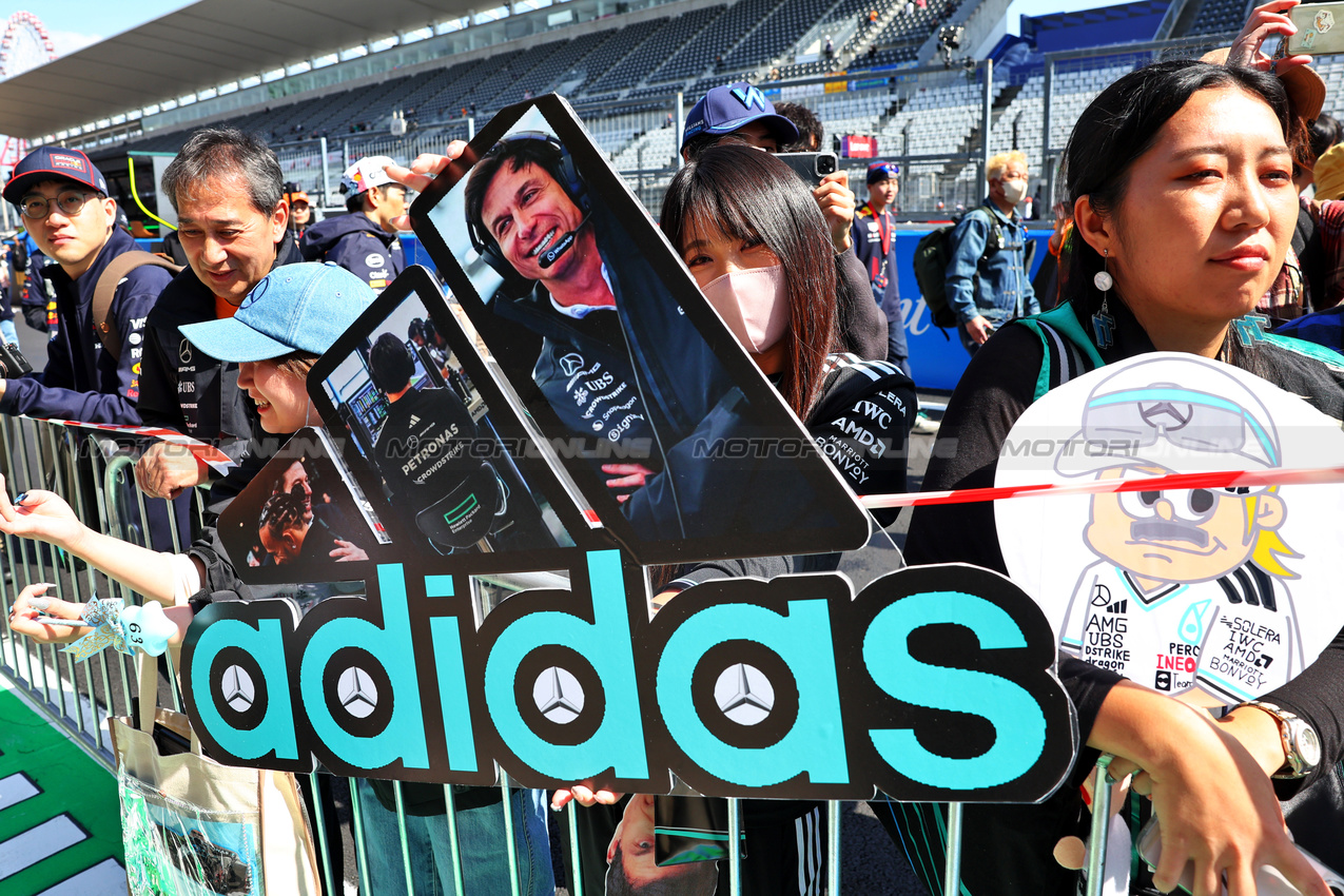 GP GIAPPONE, Circuit Atmosfera - Mercedes AMG F1 fans in the pits.

03.04.2025. Formula 1 World Championship, Rd 3, Japanese Grand Prix, Suzuka, Japan, Preparation Day.

- www.xpbimages.com, EMail: requests@xpbimages.com © Copyright: Batchelor / XPB Images