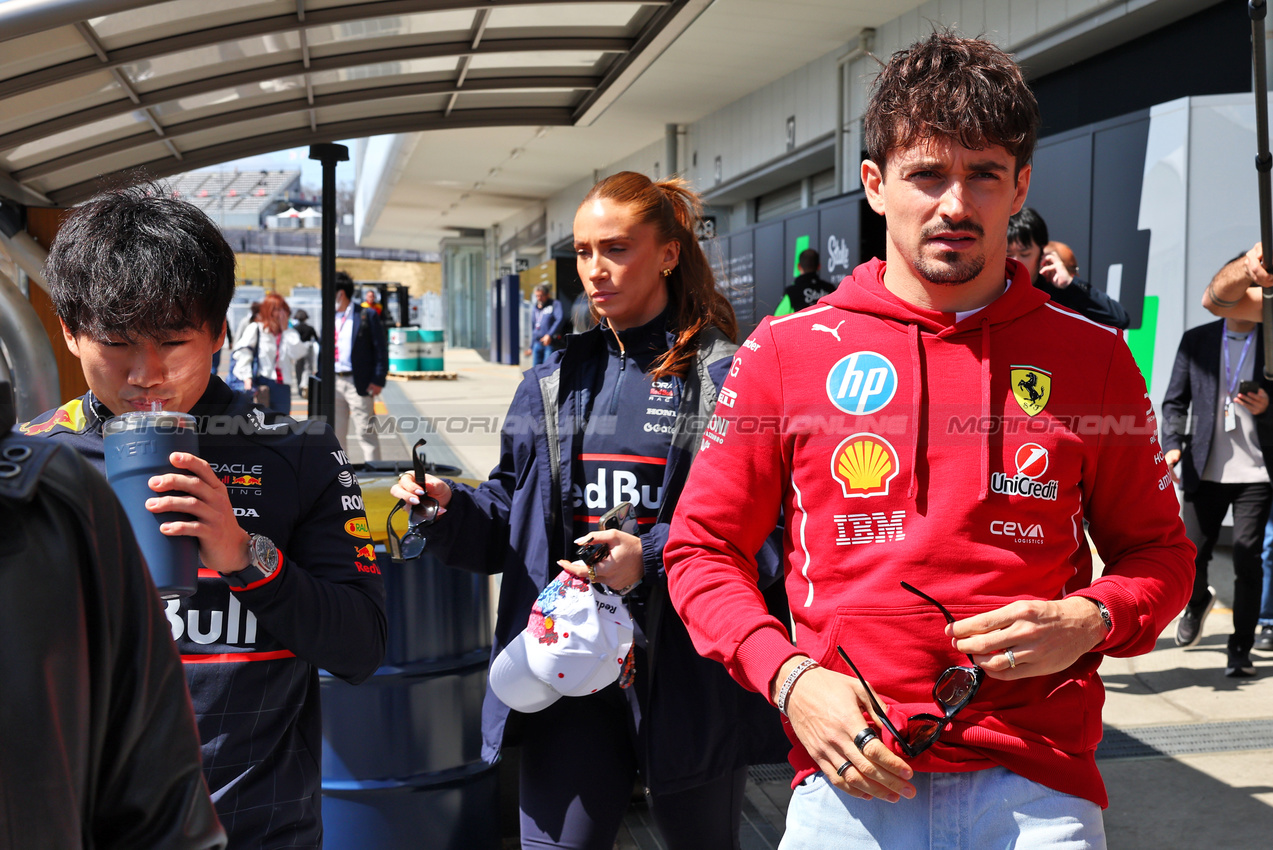 GP GIAPPONE, Charles Leclerc (MON) Ferrari (Right) e Yuki Tsunoda (JPN) Red Bull Racing (Left).

03.04.2025. Formula 1 World Championship, Rd 3, Japanese Grand Prix, Suzuka, Japan, Preparation Day.

- www.xpbimages.com, EMail: requests@xpbimages.com © Copyright: Batchelor / XPB Images