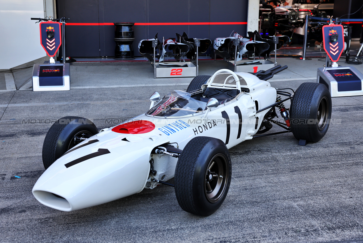 GP GIAPPONE, The 1965 Honda RA272 F1 car piloted by Richie Ginther outside the Red Bull Racing pit garages.

03.04.2025. Formula 1 World Championship, Rd 3, Japanese Grand Prix, Suzuka, Japan, Preparation Day.

- www.xpbimages.com, EMail: requests@xpbimages.com © Copyright: Batchelor / XPB Images