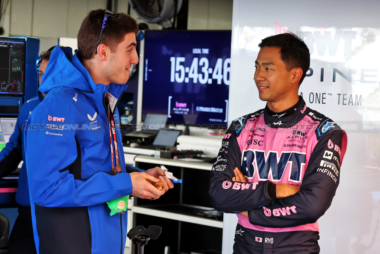 GP GIAPPONE, (L to R): Jack Doohan (AUS) Alpine F1 Team with Ryo Hirakawa (JPN) Alpine F1 Team Reserve Driver.

03.04.2025. Formula 1 World Championship, Rd 3, Japanese Grand Prix, Suzuka, Japan, Preparation Day.

- www.xpbimages.com, EMail: requests@xpbimages.com © Copyright: Moy / XPB Images