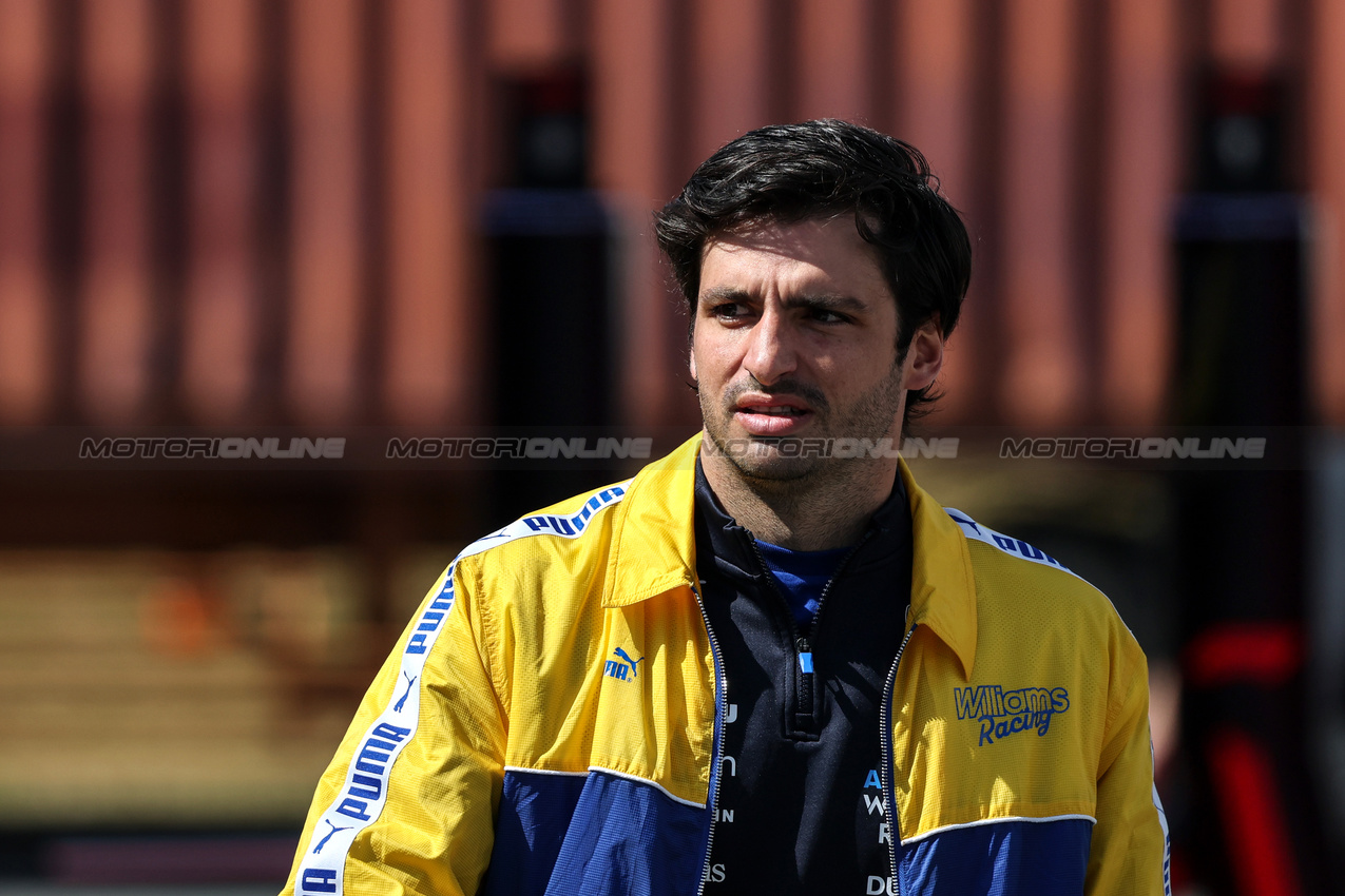 GP GIAPPONE, Carlos Sainz Jr (ESP), Atlassian Williams Racing 
03.04.2025. Formula 1 World Championship, Rd 3, Japanese Grand Prix, Suzuka, Japan, Preparation Day.
- www.xpbimages.com, EMail: requests@xpbimages.com © Copyright: Charniaux / XPB Images