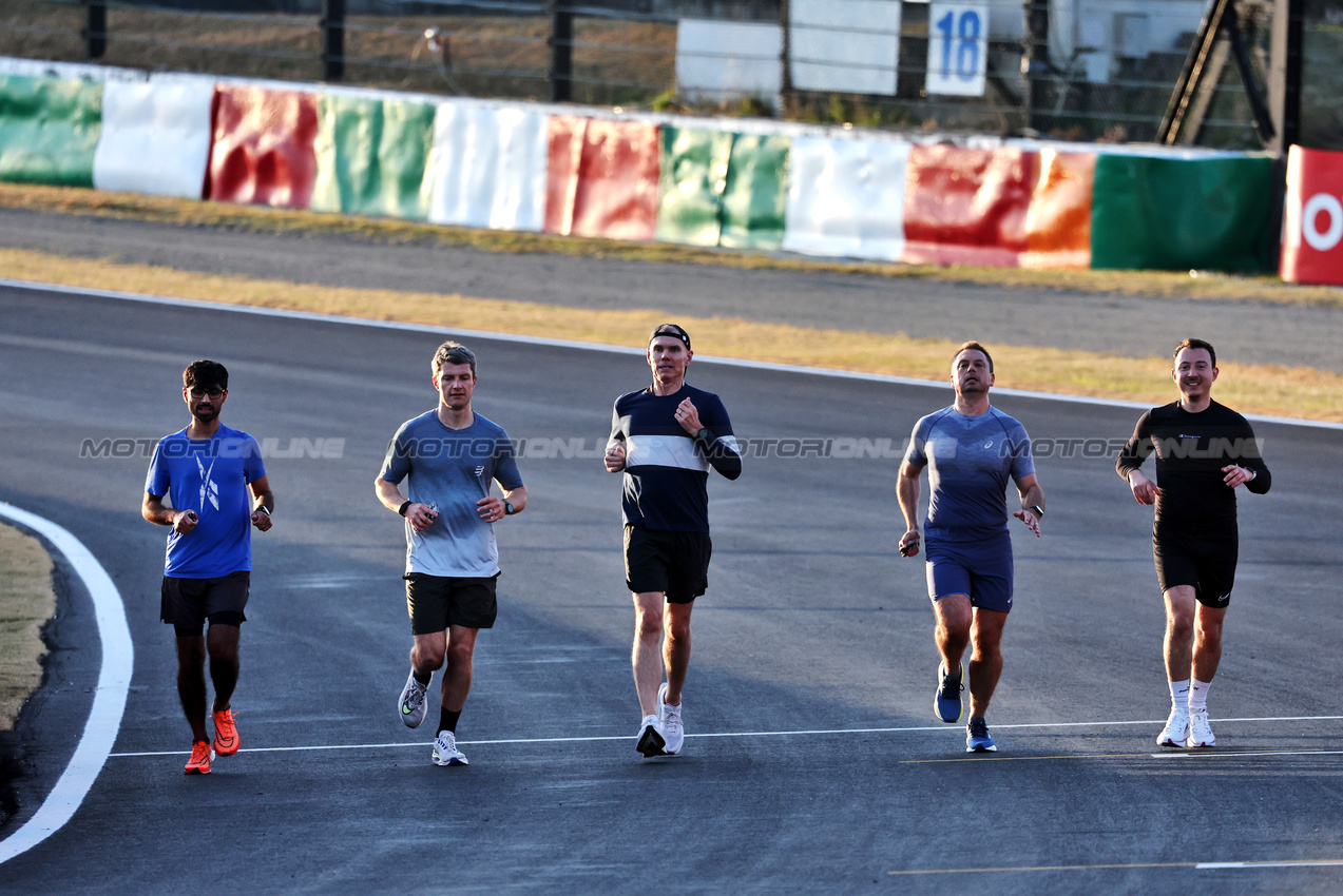 GP GIAPPONE, Alan Permane (GBR) Racing Bulls Sporting Director (Centre) runs the circuit.

03.04.2025. Formula 1 World Championship, Rd 3, Japanese Grand Prix, Suzuka, Japan, Preparation Day.

- www.xpbimages.com, EMail: requests@xpbimages.com © Copyright: Moy / XPB Images