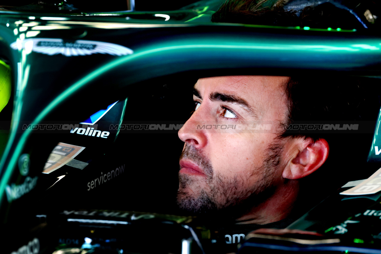 GP GIAPPONE, Fernando Alonso (ESP) Aston Martin F1 Team AMR25.

03.04.2025. Formula 1 World Championship, Rd 3, Japanese Grand Prix, Suzuka, Japan, Preparation Day.

 - www.xpbimages.com, EMail: requests@xpbimages.com © Copyright: Coates / XPB Images