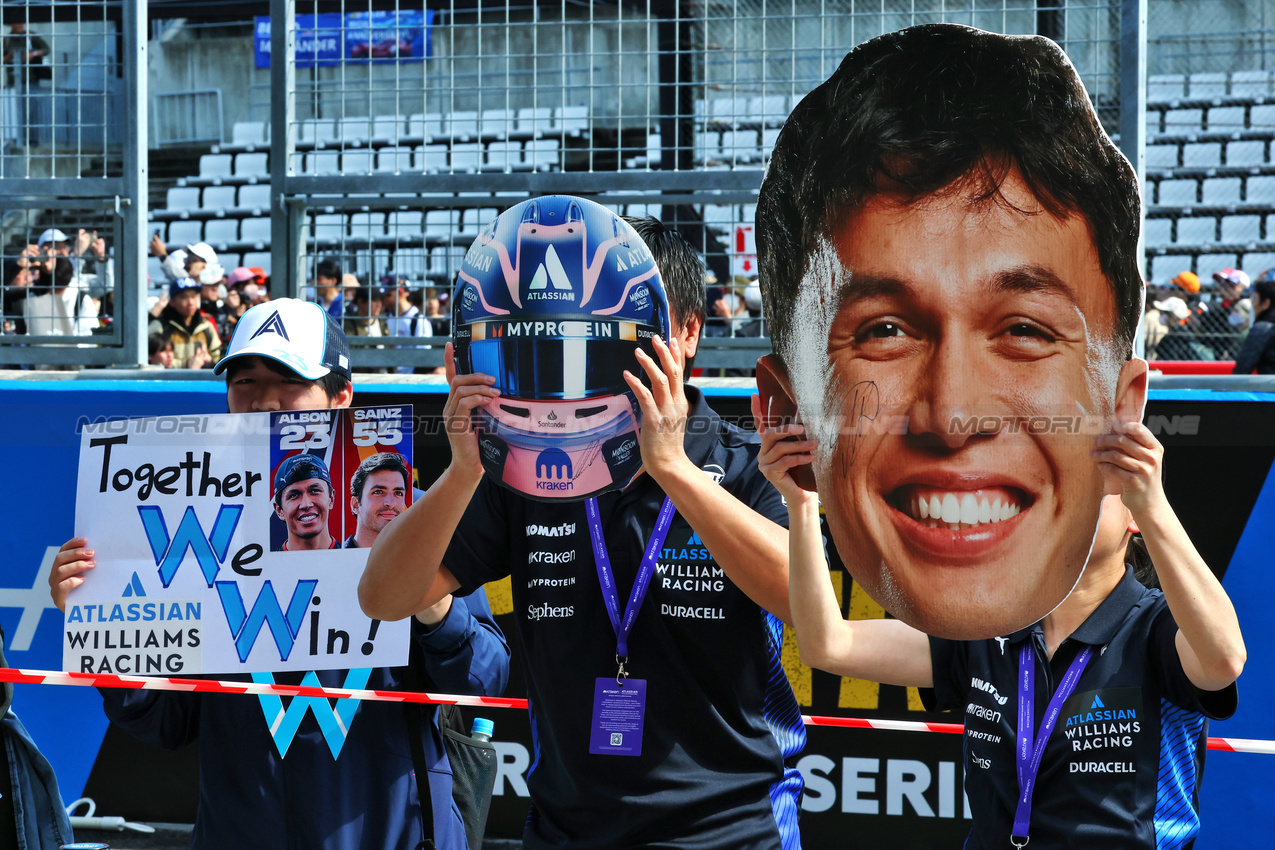GP GIAPPONE, Circuit Atmosfera - Alexander Albon (THA) Atlassian Williams Racing fans in the pits.

03.04.2025. Formula 1 World Championship, Rd 3, Japanese Grand Prix, Suzuka, Japan, Preparation Day.

- www.xpbimages.com, EMail: requests@xpbimages.com © Copyright: Batchelor / XPB Images