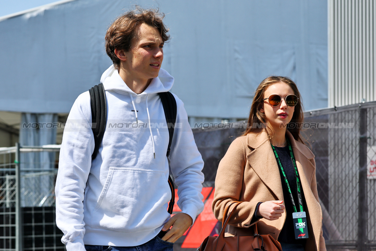 GP GIAPPONE, (L to R): Oscar Piastri (AUS) McLaren with Domenica Lily Zneimer (GBR).

03.04.2025. Formula 1 World Championship, Rd 3, Japanese Grand Prix, Suzuka, Japan, Preparation Day.

- www.xpbimages.com, EMail: requests@xpbimages.com © Copyright: Batchelor / XPB Images