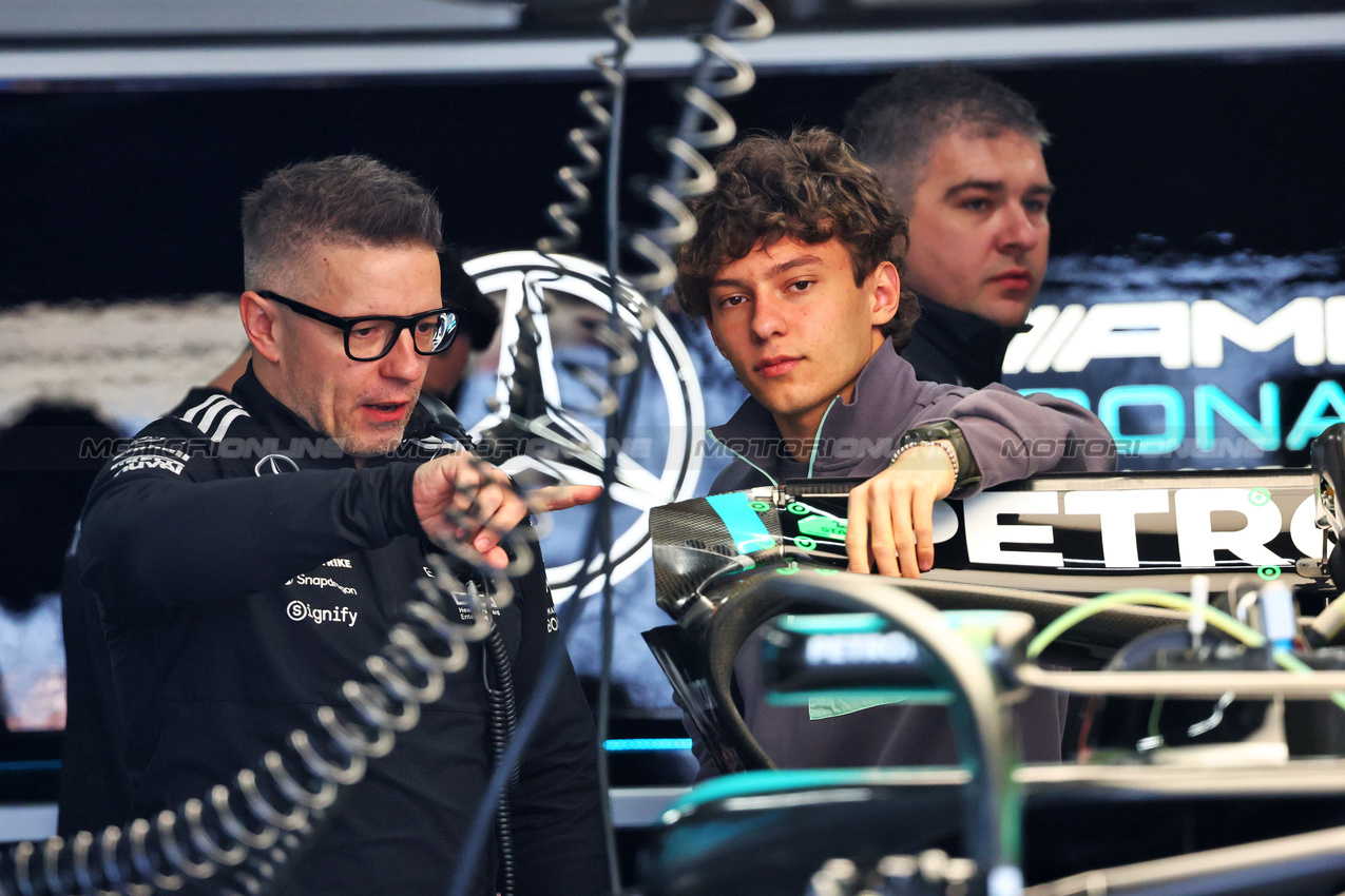 GP GIAPPONE, (L to R): Peter Bonnington (GBR) Mercedes AMG F1 Gara Engineer with Andrea Kimi Antonelli (ITA) Mercedes AMG F1.

03.04.2025. Formula 1 World Championship, Rd 3, Japanese Grand Prix, Suzuka, Japan, Preparation Day.

- www.xpbimages.com, EMail: requests@xpbimages.com © Copyright: Batchelor / XPB Images