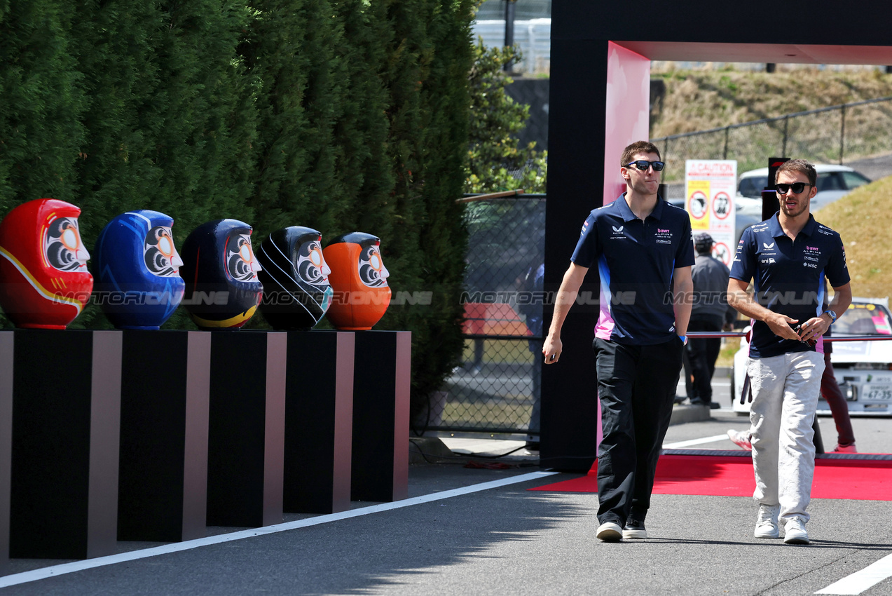 GP GIAPPONE, (L to R): Jack Doohan (AUS) Alpine F1 Team with Pierre Gasly (FRA) Alpine F1 Team.

03.04.2025. Formula 1 World Championship, Rd 3, Japanese Grand Prix, Suzuka, Japan, Preparation Day.

- www.xpbimages.com, EMail: requests@xpbimages.com © Copyright: Moy / XPB Images