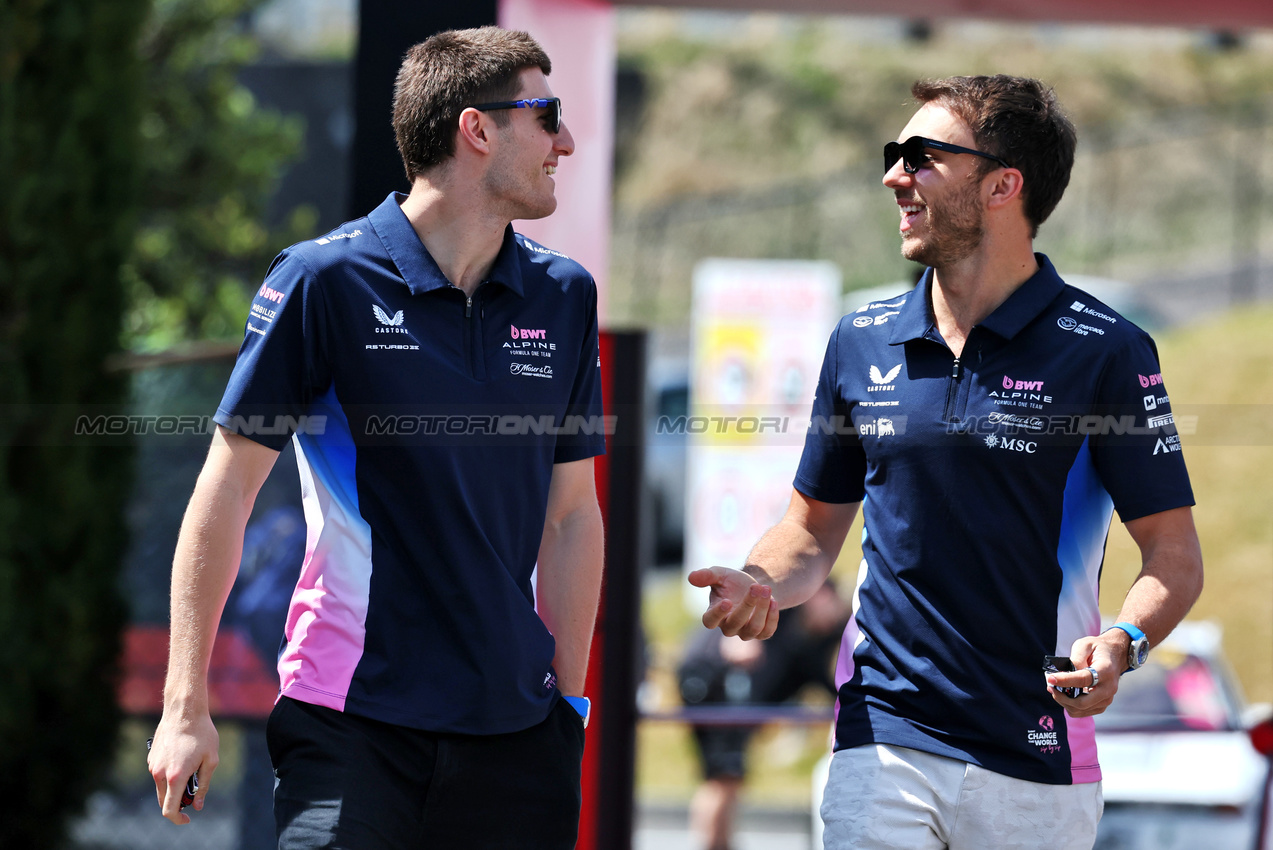 GP GIAPPONE, (L to R): Jack Doohan (AUS) Alpine F1 Team with Pierre Gasly (FRA) Alpine F1 Team.

03.04.2025. Formula 1 World Championship, Rd 3, Japanese Grand Prix, Suzuka, Japan, Preparation Day.

- www.xpbimages.com, EMail: requests@xpbimages.com © Copyright: Moy / XPB Images