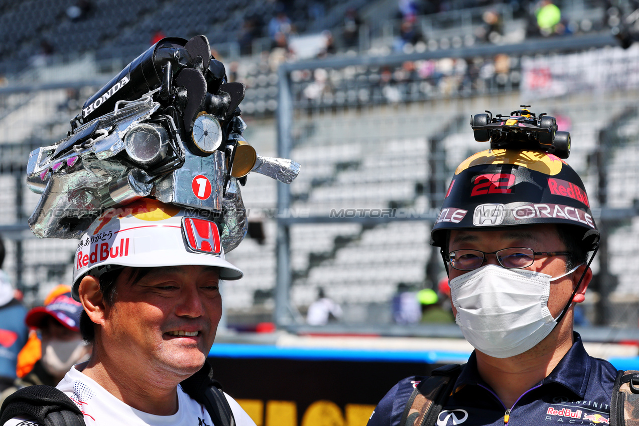 GP GIAPPONE, Circuit Atmosfera - Red Bull Racing fans in the pits.

03.04.2025. Formula 1 World Championship, Rd 3, Japanese Grand Prix, Suzuka, Japan, Preparation Day.

- www.xpbimages.com, EMail: requests@xpbimages.com © Copyright: Batchelor / XPB Images