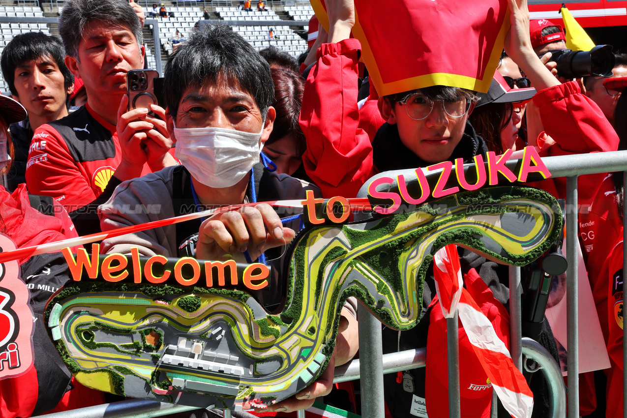 GP GIAPPONE, Circuit Atmosfera - fans in the pits.

03.04.2025. Formula 1 World Championship, Rd 3, Japanese Grand Prix, Suzuka, Japan, Preparation Day.

- www.xpbimages.com, EMail: requests@xpbimages.com © Copyright: Batchelor / XPB Images