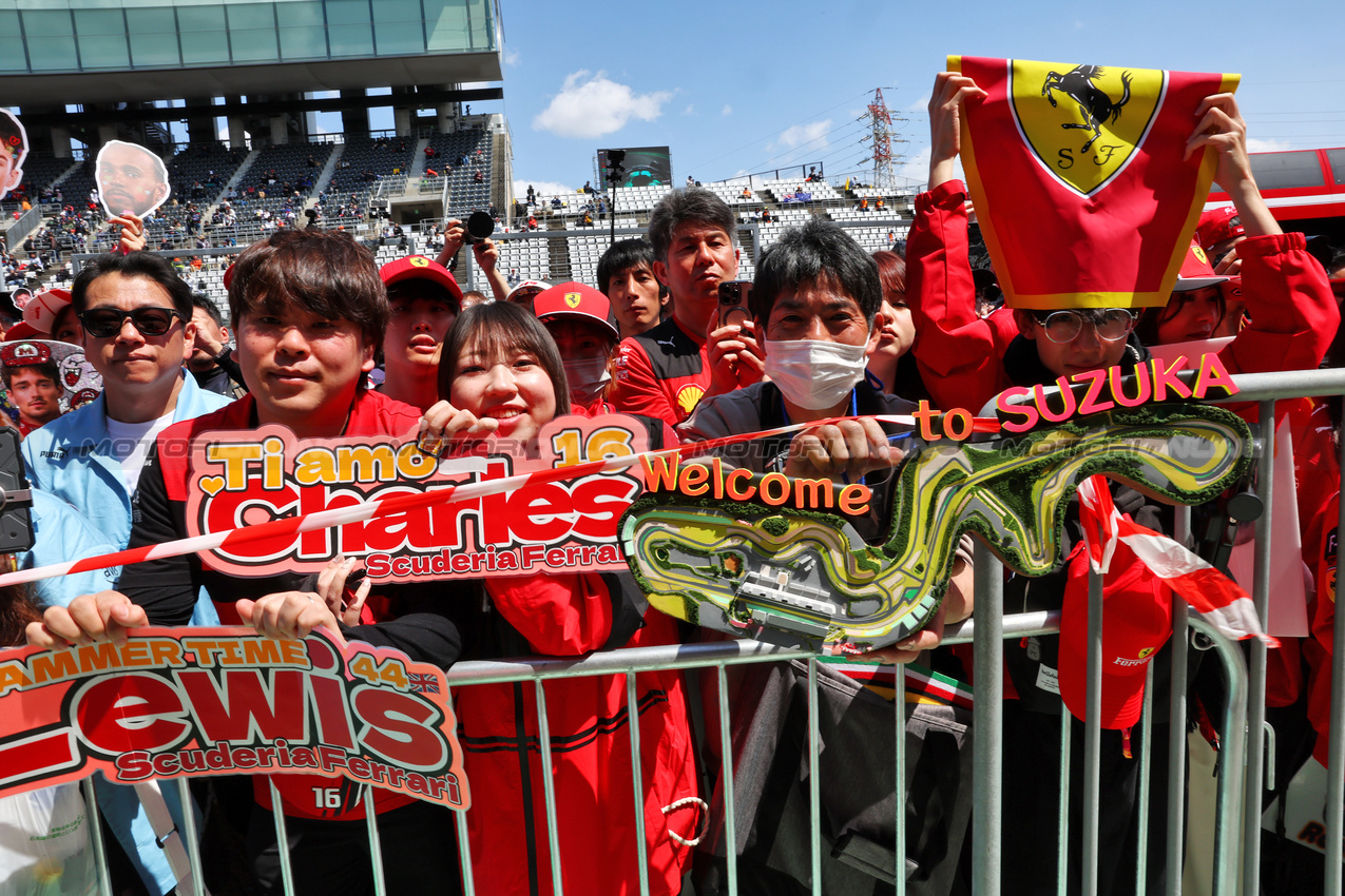 GP GIAPPONE, Circuit Atmosfera - fans in the pits.

03.04.2025. Formula 1 World Championship, Rd 3, Japanese Grand Prix, Suzuka, Japan, Preparation Day.

- www.xpbimages.com, EMail: requests@xpbimages.com © Copyright: Batchelor / XPB Images