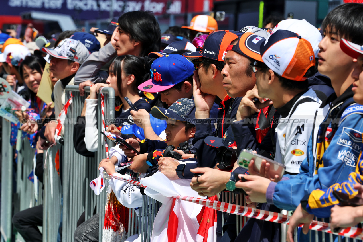 GP GIAPPONE, Circuit Atmosfera - fans in the pits.

03.04.2025. Formula 1 World Championship, Rd 3, Japanese Grand Prix, Suzuka, Japan, Preparation Day.

- www.xpbimages.com, EMail: requests@xpbimages.com © Copyright: Moy / XPB Images