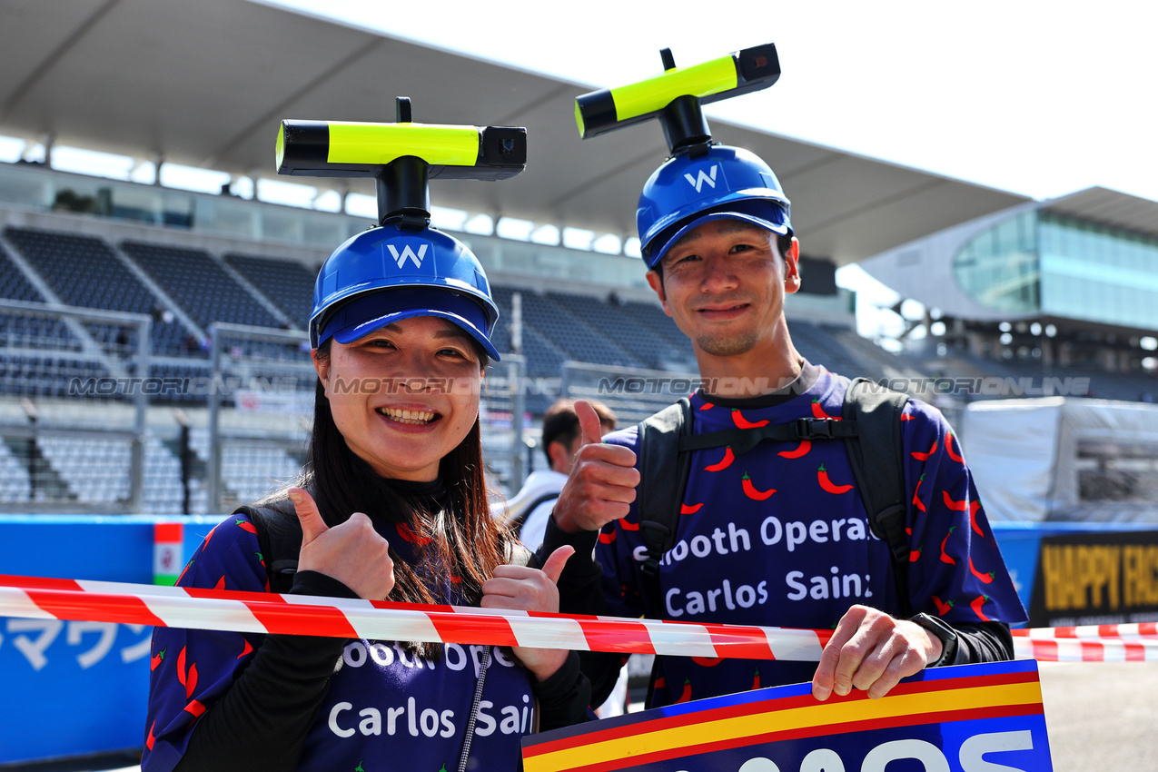 GP GIAPPONE, Circuit Atmosfera - Carlos Sainz (ESP) Atlassian Williams Racing fans in the pits.

03.04.2025. Formula 1 World Championship, Rd 3, Japanese Grand Prix, Suzuka, Japan, Preparation Day.

- www.xpbimages.com, EMail: requests@xpbimages.com © Copyright: Batchelor / XPB Images