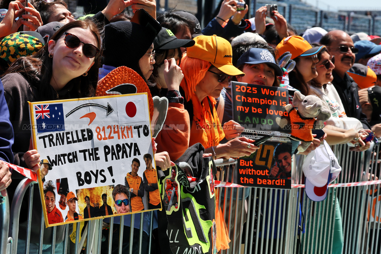 GP GIAPPONE, Circuit Atmosfera - McLaren fans in the pits.

03.04.2025. Formula 1 World Championship, Rd 3, Japanese Grand Prix, Suzuka, Japan, Preparation Day.

- www.xpbimages.com, EMail: requests@xpbimages.com © Copyright: Moy / XPB Images
