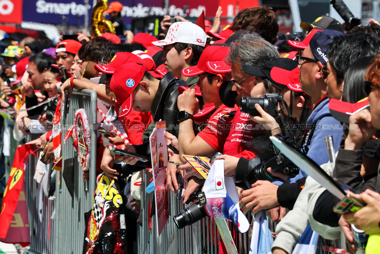 GP GIAPPONE, Circuit Atmosfera - fans in the pits.

03.04.2025. Formula 1 World Championship, Rd 3, Japanese Grand Prix, Suzuka, Japan, Preparation Day.

- www.xpbimages.com, EMail: requests@xpbimages.com © Copyright: Moy / XPB Images