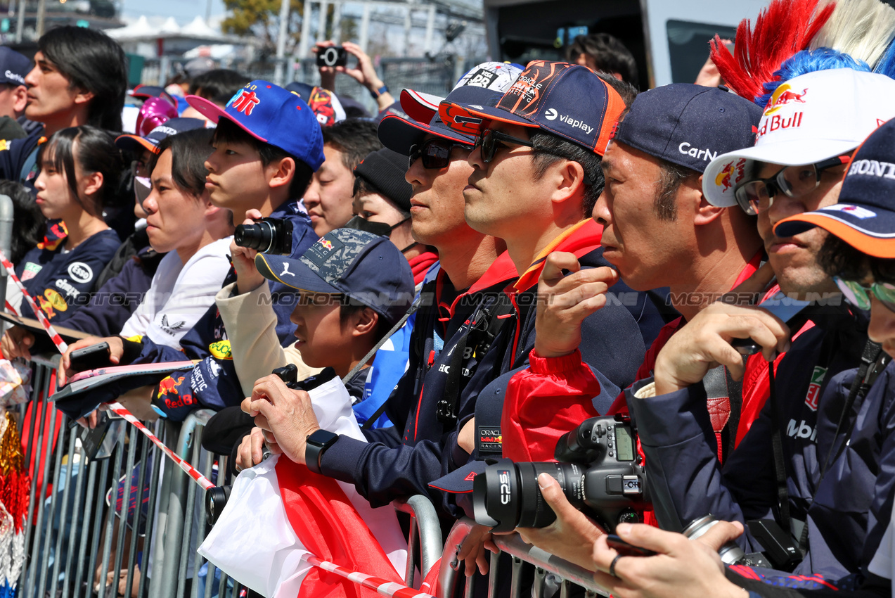 GP GIAPPONE, Circuit Atmosfera - fans in the pits.

03.04.2025. Formula 1 World Championship, Rd 3, Japanese Grand Prix, Suzuka, Japan, Preparation Day.

- www.xpbimages.com, EMail: requests@xpbimages.com © Copyright: Moy / XPB Images