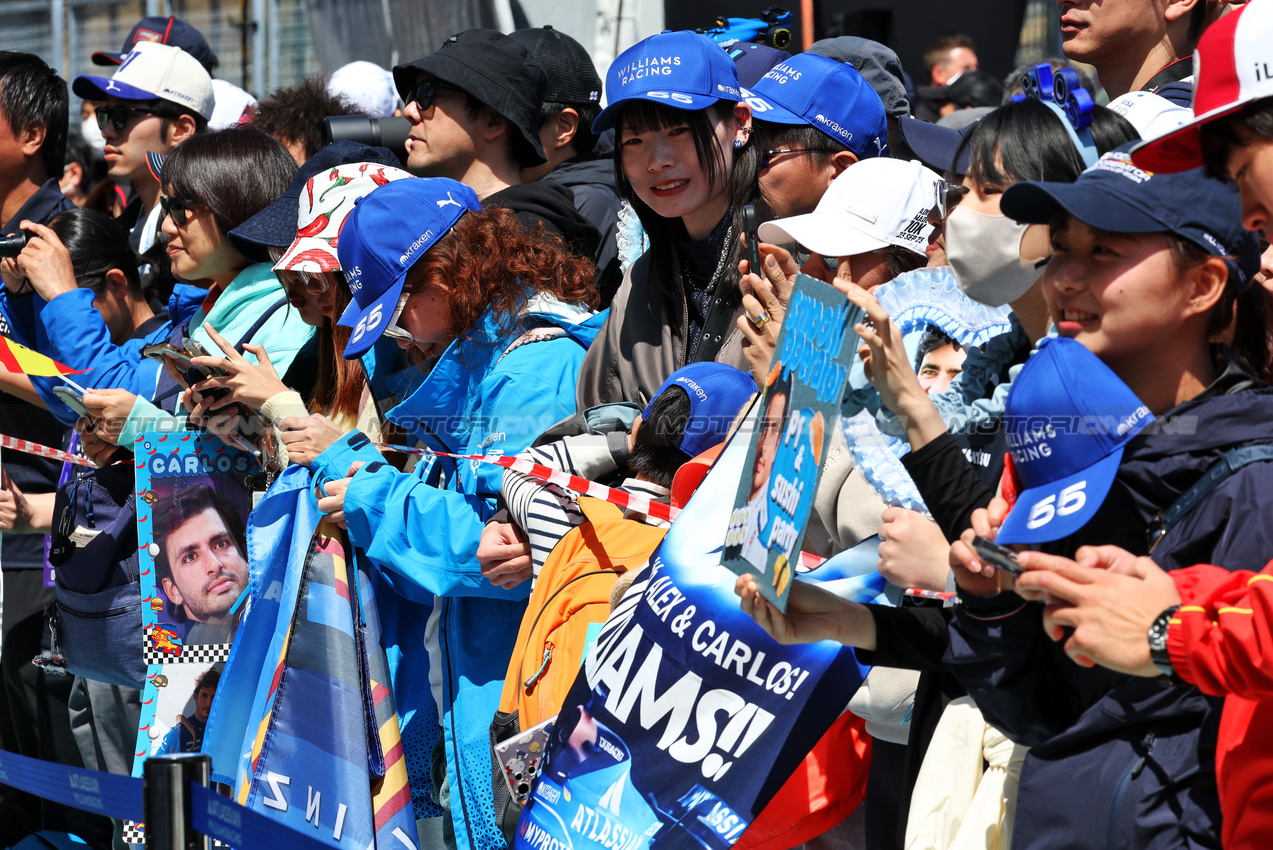 GP GIAPPONE, Circuit Atmosfera - Carlos Sainz (ESP) Atlassian Williams Racing fans in the pits.

03.04.2025. Formula 1 World Championship, Rd 3, Japanese Grand Prix, Suzuka, Japan, Preparation Day.

- www.xpbimages.com, EMail: requests@xpbimages.com © Copyright: Moy / XPB Images