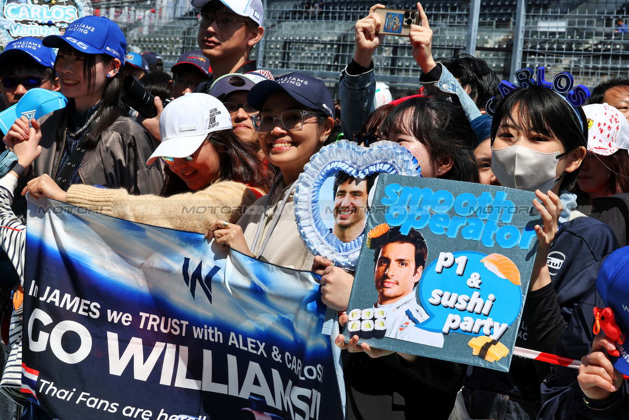 GP GIAPPONE, Circuit Atmosfera - Carlos Sainz (ESP) Atlassian Williams Racing fans in the pits.

03.04.2025. Formula 1 World Championship, Rd 3, Japanese Grand Prix, Suzuka, Japan, Preparation Day.

- www.xpbimages.com, EMail: requests@xpbimages.com © Copyright: Moy / XPB Images