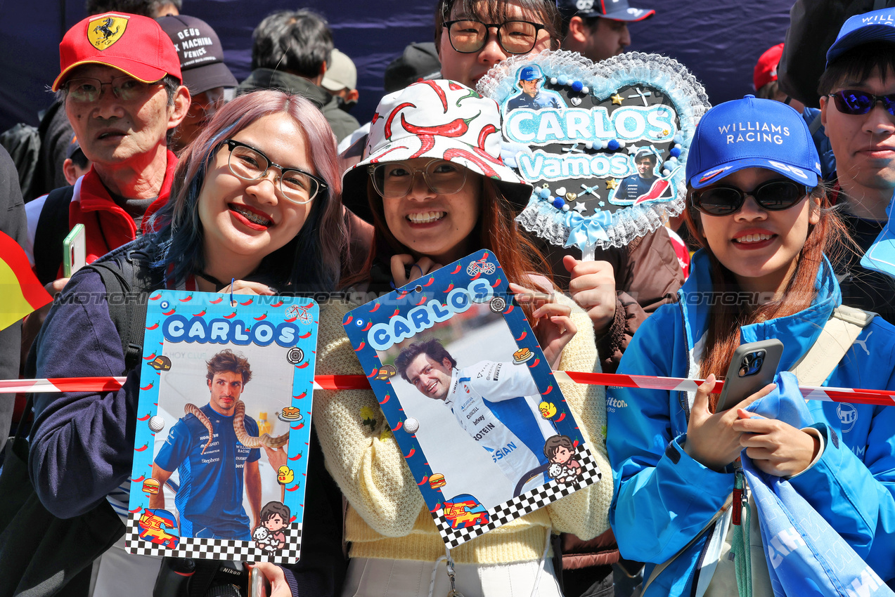 GP GIAPPONE, Circuit Atmosfera - Carlos Sainz (ESP) Atlassian Williams Racing fans in the pits.

03.04.2025. Formula 1 World Championship, Rd 3, Japanese Grand Prix, Suzuka, Japan, Preparation Day.

- www.xpbimages.com, EMail: requests@xpbimages.com © Copyright: Moy / XPB Images