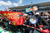 GP GIAPPONE, Circuit Atmosfera - Carlos Sainz (ESP) Atlassian Williams Racing fans in the pits.

03.04.2025. Formula 1 World Championship, Rd 3, Japanese Grand Prix, Suzuka, Japan, Preparation Day.

- www.xpbimages.com, EMail: requests@xpbimages.com © Copyright: Moy / XPB Images