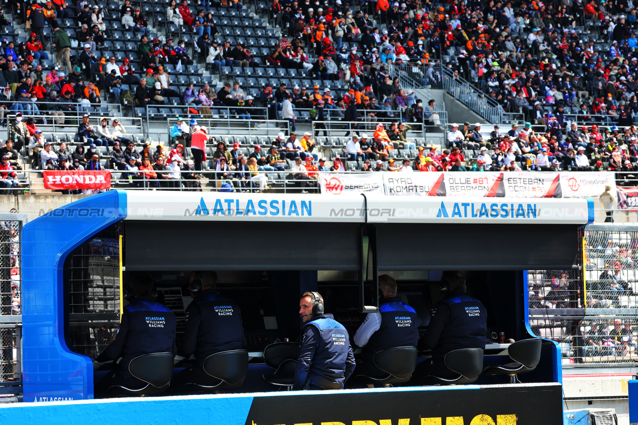 GP GIAPPONE, Atlassian Williams Racing pit gantry.

05.04.2025. Formula 1 World Championship, Rd 3, Japanese Grand Prix, Suzuka, Japan, Qualifiche Day.

- www.xpbimages.com, EMail: requests@xpbimages.com © Copyright: Batchelor / XPB Images
