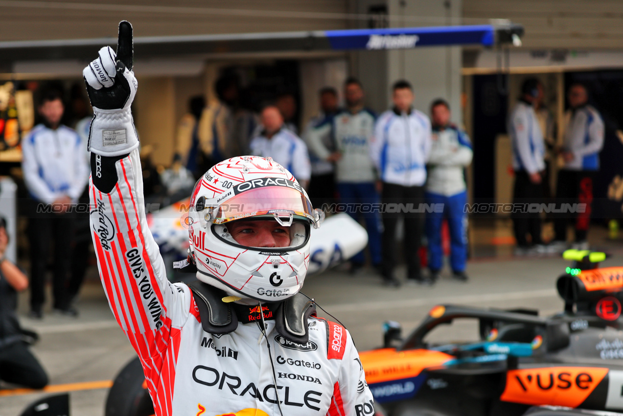 GP GIAPPONE, Max Verstappen (NLD) Red Bull Racing celebrates his pole position in qualifying parc ferme.

05.04.2025. Formula 1 World Championship, Rd 3, Japanese Grand Prix, Suzuka, Japan, Qualifiche Day.

- www.xpbimages.com, EMail: requests@xpbimages.com © Copyright: Batchelor / XPB Images