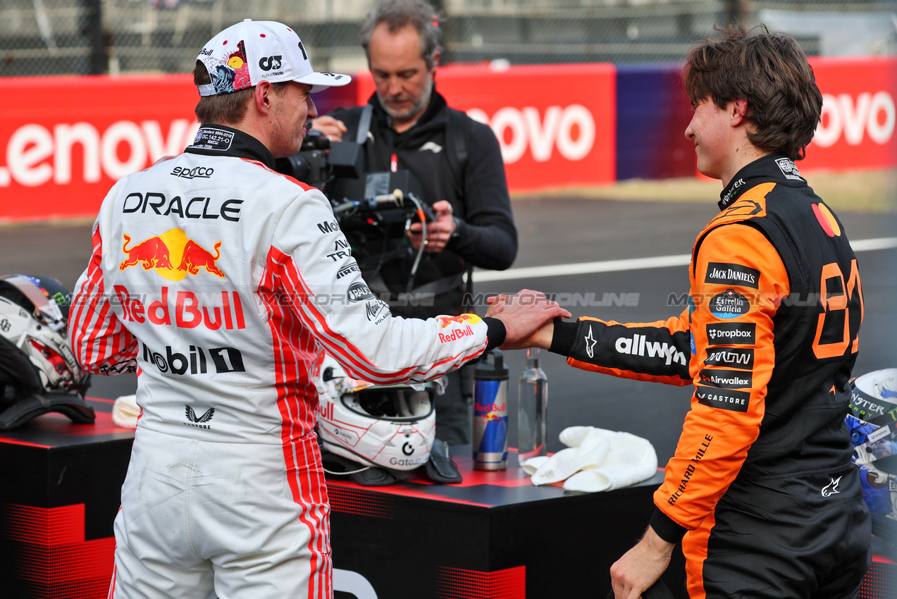 GP GIAPPONE, (L to R): Max Verstappen (NLD) Red Bull Racing celebrates his pole position in qualifying parc ferme with third placed Oscar Piastri (AUS) McLaren.

05.04.2025. Formula 1 World Championship, Rd 3, Japanese Grand Prix, Suzuka, Japan, Qualifiche Day.

- www.xpbimages.com, EMail: requests@xpbimages.com © Copyright: Batchelor / XPB Images