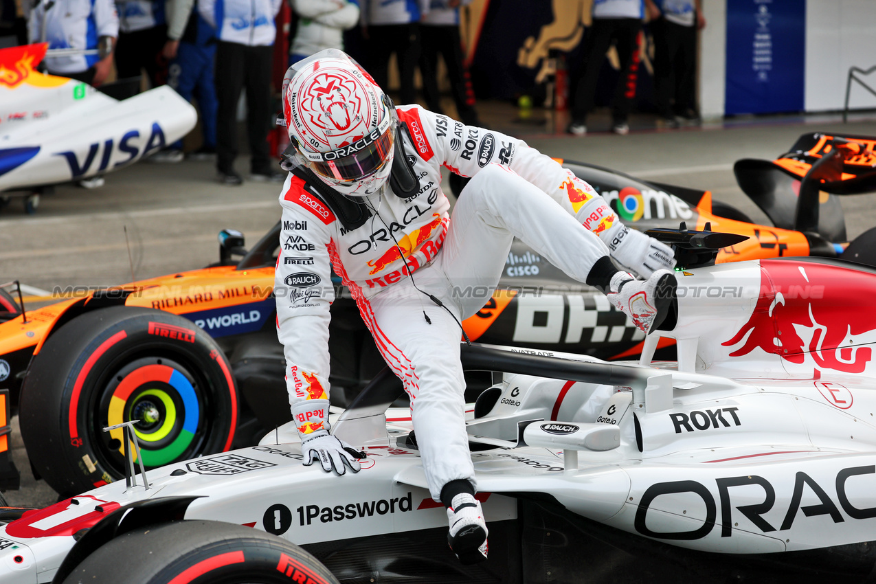 GP GIAPPONE, Pole sitter Max Verstappen (NLD) Red Bull Racing RB21 in qualifying parc ferme.

05.04.2025. Formula 1 World Championship, Rd 3, Japanese Grand Prix, Suzuka, Japan, Qualifiche Day.

- www.xpbimages.com, EMail: requests@xpbimages.com © Copyright: Batchelor / XPB Images
