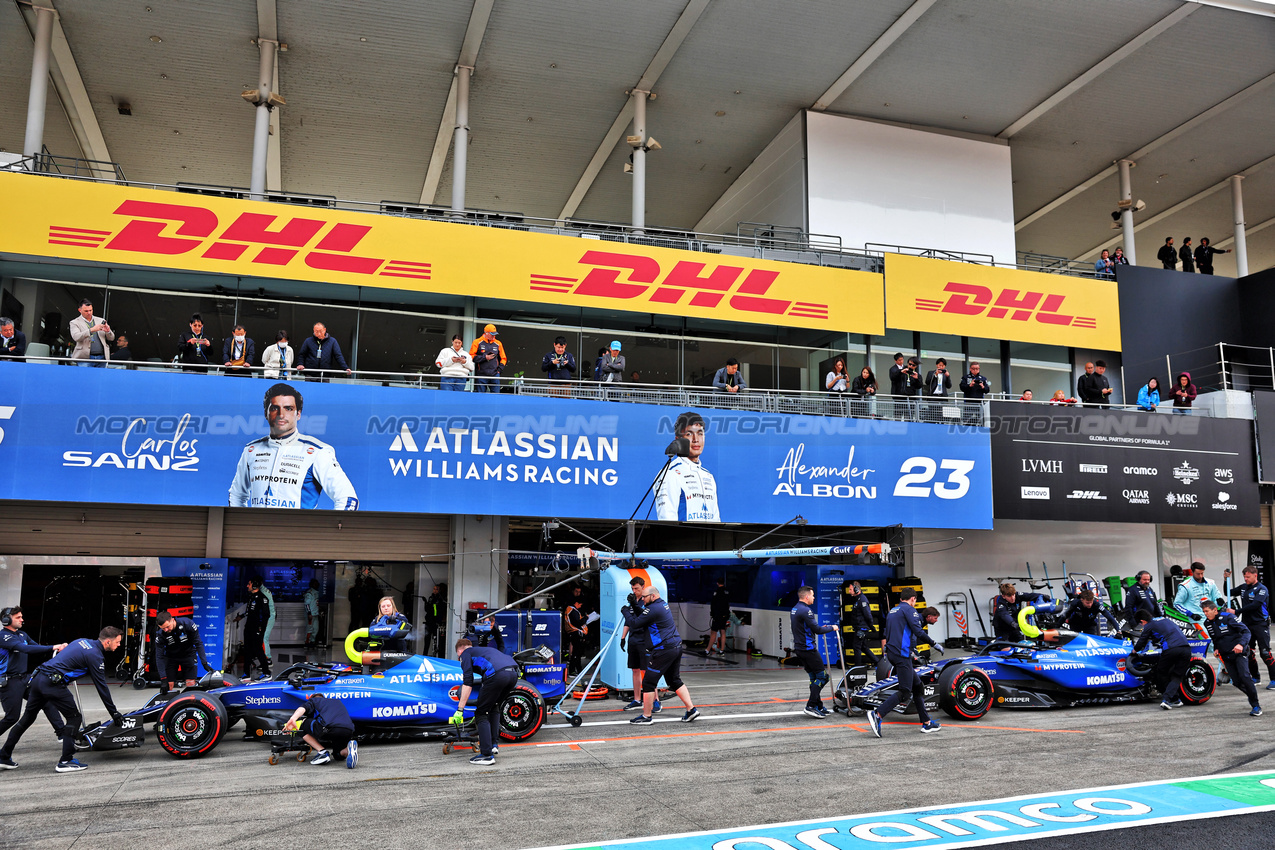 GP GIAPPONE, Carlos Sainz (ESP) Atlassian Williams Racing FW46 e Alexander Albon (THA) Atlassian Williams Racing FW47 in the pits.

05.04.2025. Formula 1 World Championship, Rd 3, Japanese Grand Prix, Suzuka, Japan, Qualifiche Day.

- www.xpbimages.com, EMail: requests@xpbimages.com © Copyright: Batchelor / XPB Images