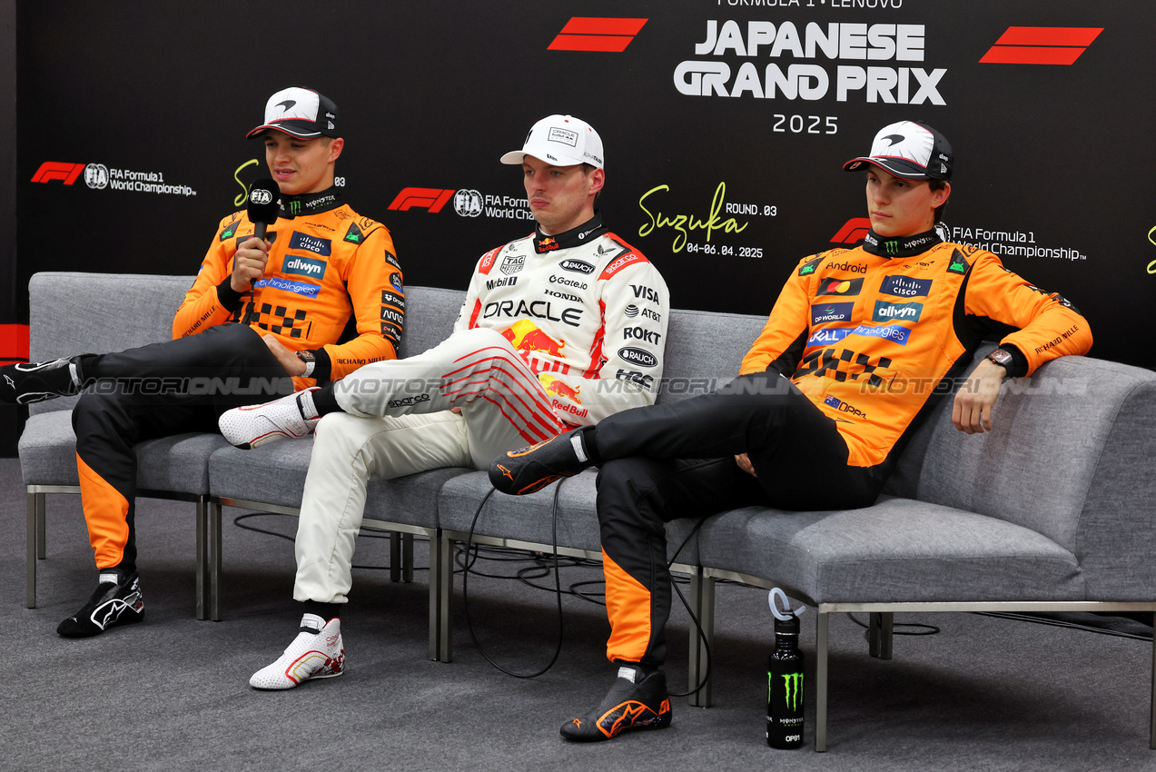 GP GIAPPONE, (L to R): Lando Norris (GBR) McLaren; Max Verstappen (NLD) Red Bull Racing; e Oscar Piastri (AUS) McLaren, in the post qualifying FIA Press Conference.

05.04.2025. Formula 1 World Championship, Rd 3, Japanese Grand Prix, Suzuka, Japan, Qualifiche Day.

- www.xpbimages.com, EMail: requests@xpbimages.com © Copyright: Moy / XPB Images