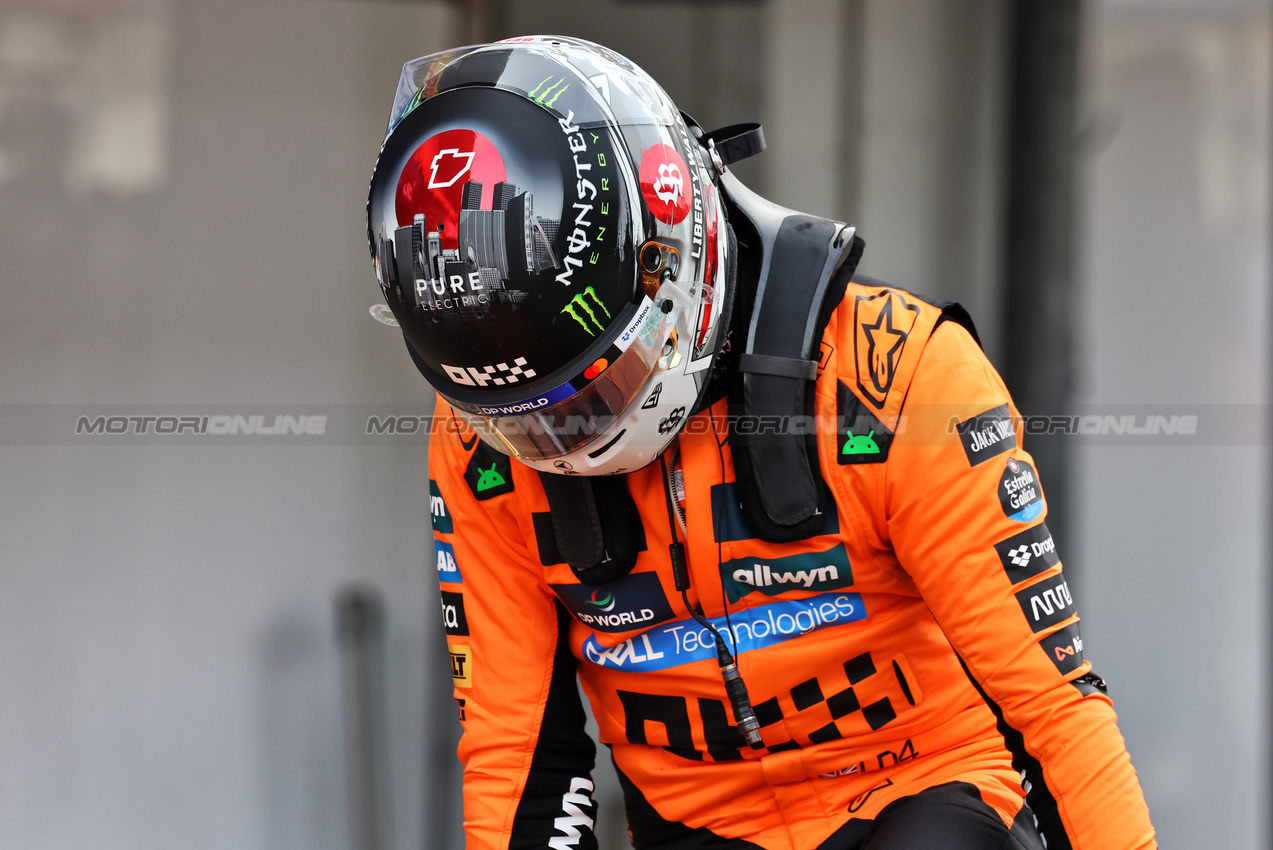 GP GIAPPONE, Oscar Piastri (AUS) McLaren in qualifying parc ferme.

05.04.2025. Formula 1 World Championship, Rd 3, Japanese Grand Prix, Suzuka, Japan, Qualifiche Day.

- www.xpbimages.com, EMail: requests@xpbimages.com © Copyright: Moy / XPB Images