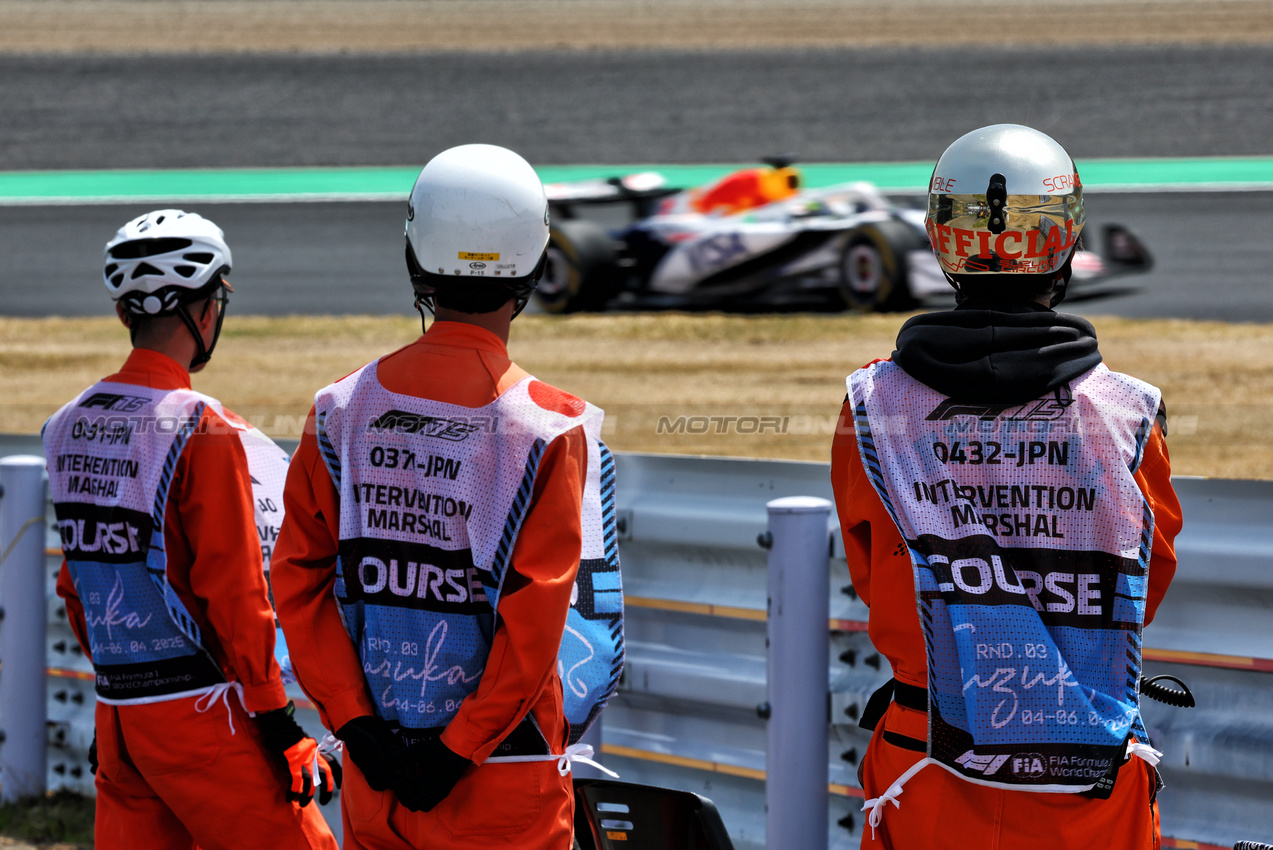 GP GIAPPONE, Marshals watch Isack Hadjar (FRA) Racing Bulls VCARB 02.

05.04.2025. Formula 1 World Championship, Rd 3, Japanese Grand Prix, Suzuka, Japan, Qualifiche Day.

- www.xpbimages.com, EMail: requests@xpbimages.com © Copyright: Batchelor / XPB Images
