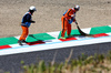 GP GIAPPONE, Circuit Atmosfera - marshals sweep the circuit.

05.04.2025. Formula 1 World Championship, Rd 3, Japanese Grand Prix, Suzuka, Japan, Qualifiche Day.

- www.xpbimages.com, EMail: requests@xpbimages.com © Copyright: Moy / XPB Images