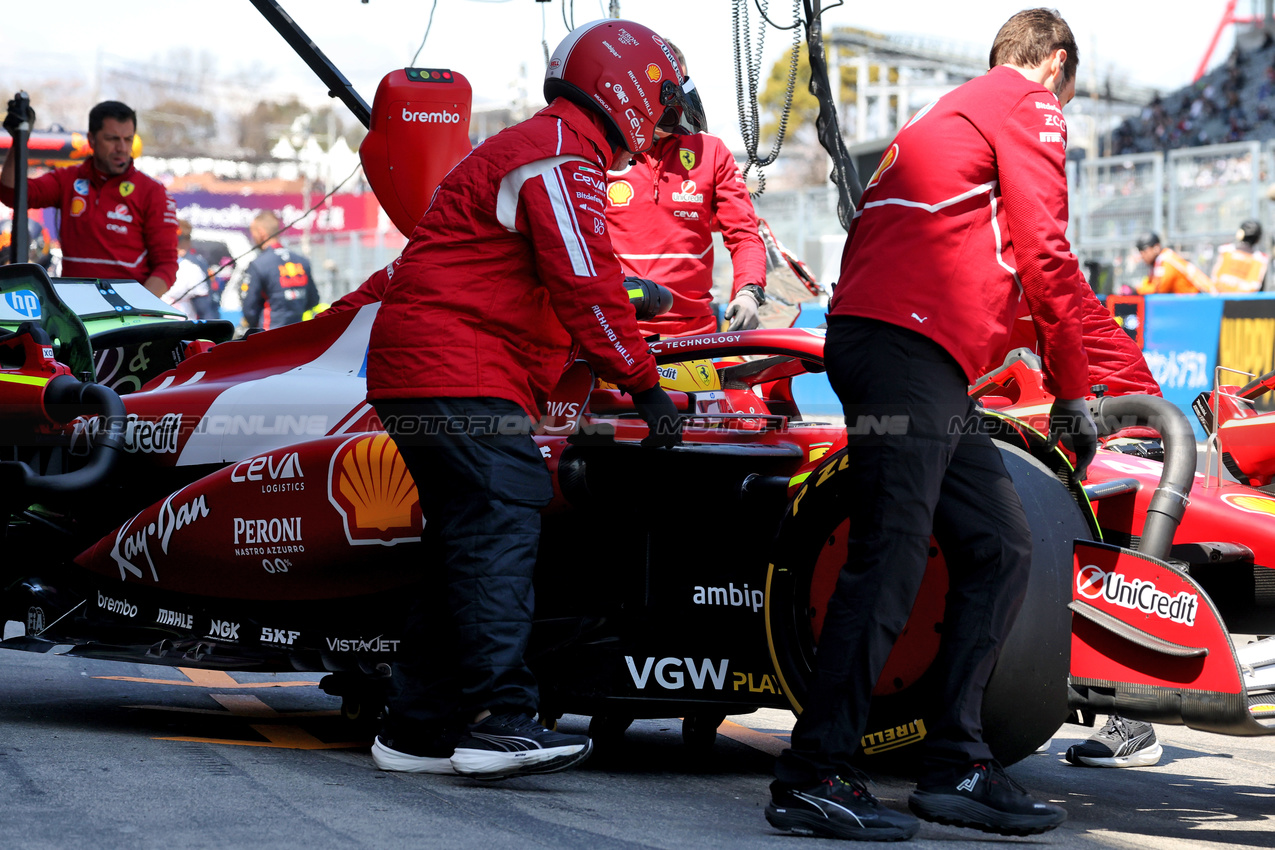 GP GIAPPONE, Lewis Hamilton (GBR) Ferrari SF-25 in the pits.

04.04.2025. Formula 1 World Championship, Rd 3, Japanese Grand Prix, Suzuka, Japan, Practice Day.

 - www.xpbimages.com, EMail: requests@xpbimages.com © Copyright: Coates / XPB Images