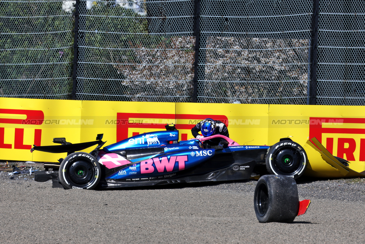 GP GIAPPONE, Dr Ian Roberts (GBR) FIA Doctor with Jack Doohan (AUS) Alpine F1 Team A525 after he crashed in the second practice session.

04.04.2025. Formula 1 World Championship, Rd 3, Japanese Grand Prix, Suzuka, Japan, Practice Day.

- www.xpbimages.com, EMail: requests@xpbimages.com © Copyright: Moy / XPB Images