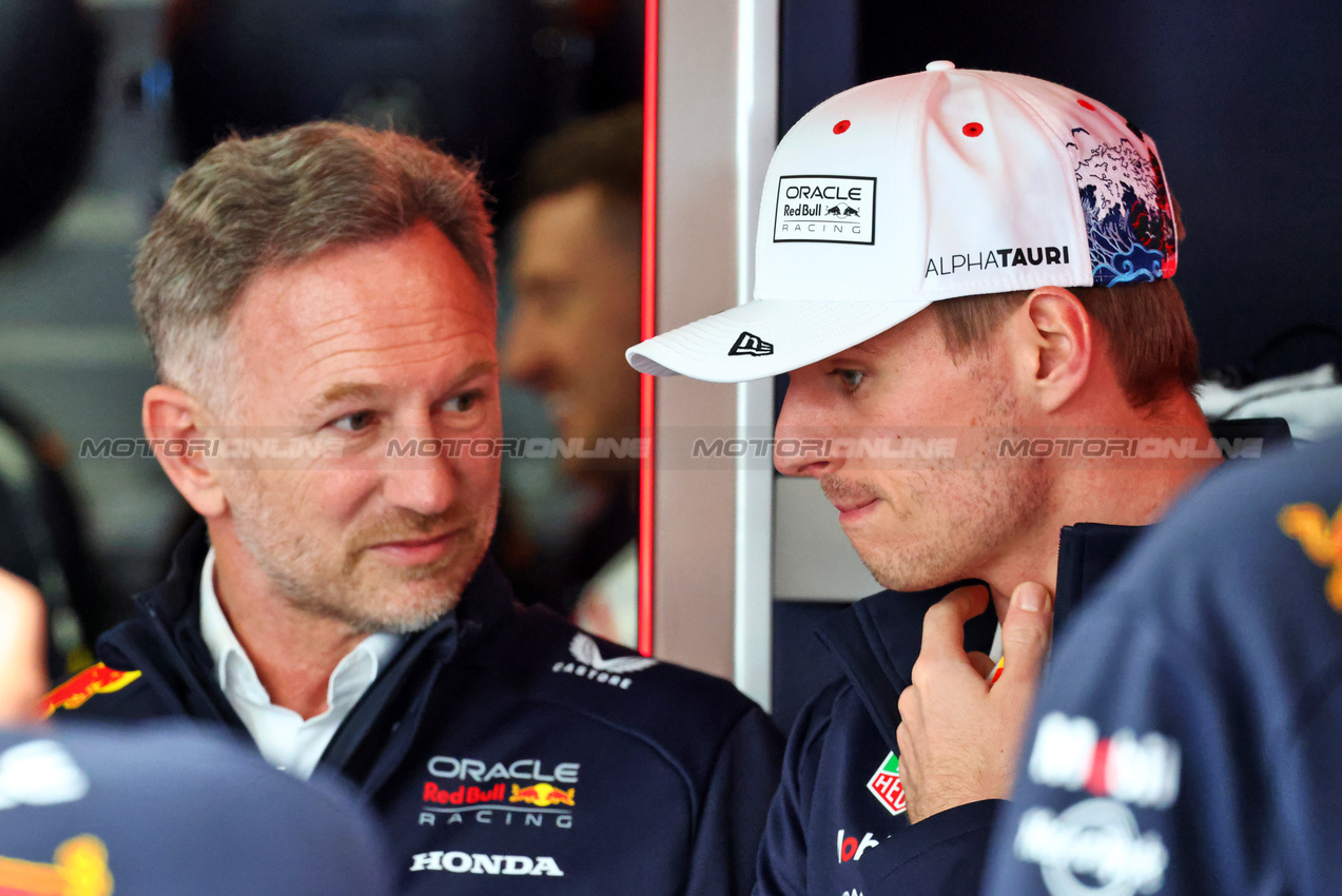 GP GIAPPONE, (L to R): Christian Horner (GBR) Red Bull Racing Team Principal with Max Verstappen (NLD) Red Bull Racing.

04.04.2025. Formula 1 World Championship, Rd 3, Japanese Grand Prix, Suzuka, Japan, Practice Day.

- www.xpbimages.com, EMail: requests@xpbimages.com © Copyright: Batchelor / XPB Images