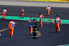 GP GIAPPONE, Circuit Atmosfera - marshals sweep clean the circuit before the partenza of the session.

04.04.2025. Formula 1 World Championship, Rd 3, Japanese Grand Prix, Suzuka, Japan, Practice Day.

- www.xpbimages.com, EMail: requests@xpbimages.com © Copyright: Moy / XPB Images