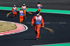 GP GIAPPONE, Circuit Atmosfera - marshals sweep clean the circuit before the partenza of the session.

04.04.2025. Formula 1 World Championship, Rd 3, Japanese Grand Prix, Suzuka, Japan, Practice Day.

- www.xpbimages.com, EMail: requests@xpbimages.com © Copyright: Moy / XPB Images