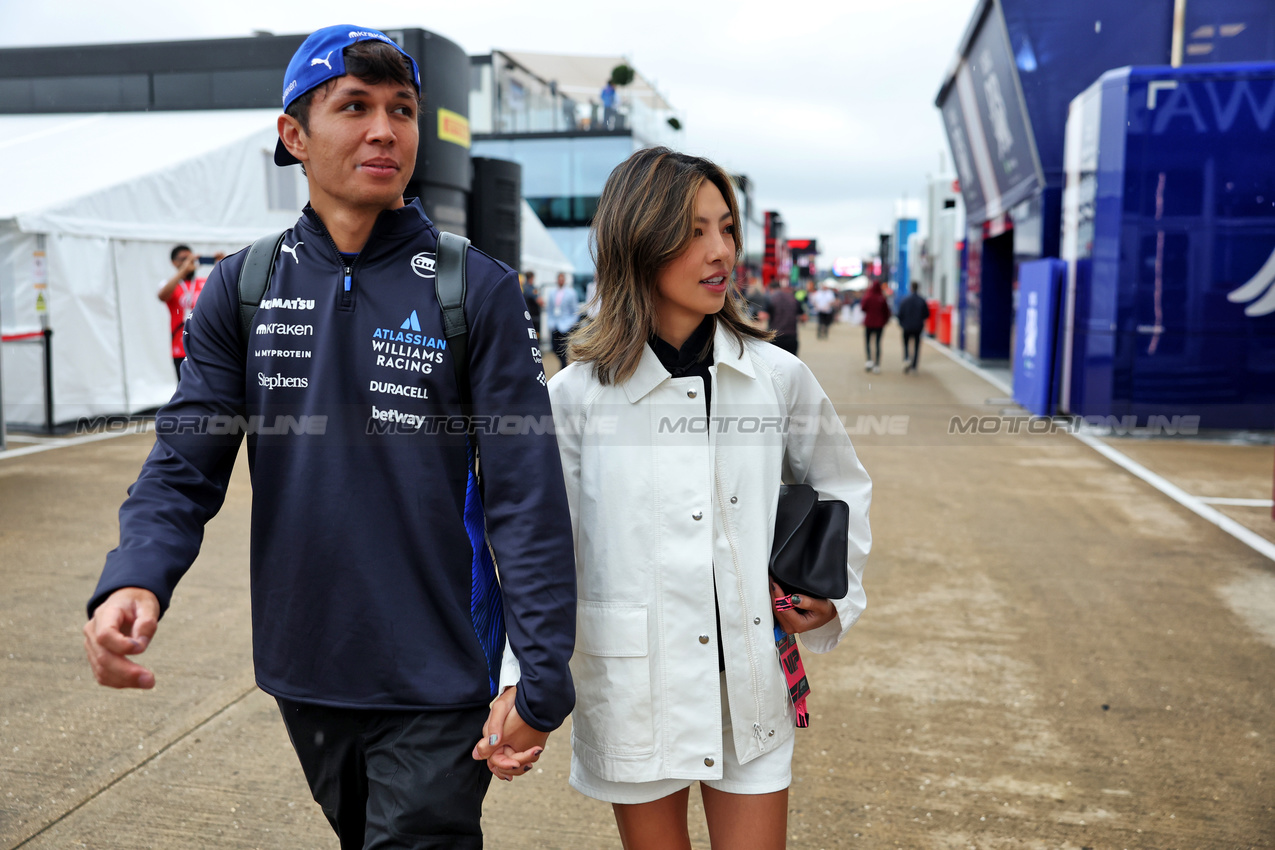 GP GRAN BRETAGNA, (L to R): Alexander Albon (THA) Atlassian Williams Racing with Domenica Muni Lily He (CHN) Professional Golfer.

06.07.2025. Formula 1 World Championship, Rd 12, British Grand Prix, Silverstone, England, Gara Day.

- www.xpbimages.com, EMail: requests@xpbimages.com © Copyright: Bearne / XPB Images