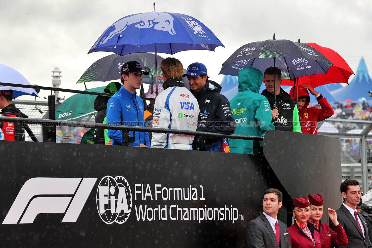 GP GRAN BRETAGNA, (L to R): Franco Colapinto (ARG) Alpine F1 Team with Liam Lawson (NZL) Racing Bulls e Carlos Sainz (ESP) Atlassian Williams Racing on the drivers' parade.

06.07.2025. Formula 1 World Championship, Rd 12, British Grand Prix, Silverstone, England, Gara Day.

- www.xpbimages.com, EMail: requests@xpbimages.com © Copyright: Davenport / XPB Images