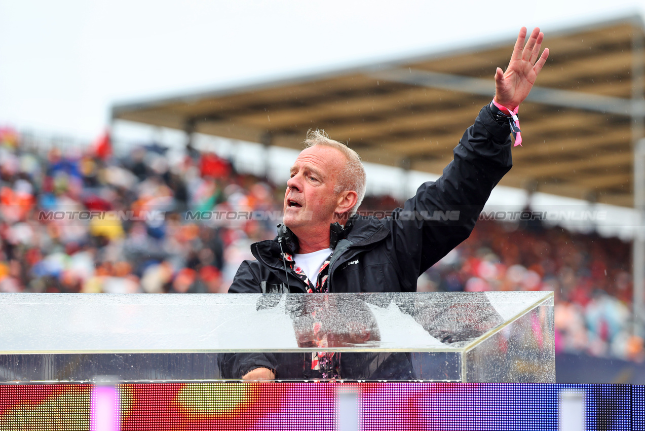 GP GRAN BRETAGNA, Norman Cook (GBR) Fatboy Slim DJ on the grid.

06.07.2025. Formula 1 World Championship, Rd 12, British Grand Prix, Silverstone, England, Gara Day.

- www.xpbimages.com, EMail: requests@xpbimages.com © Copyright: Batchelor / XPB Images