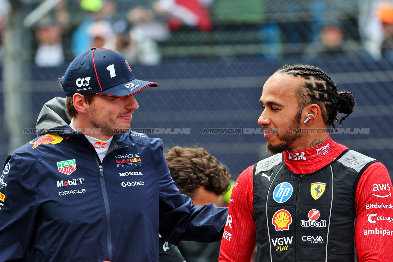 GP GRAN BRETAGNA, (L to R): Max Verstappen (NLD) Red Bull Racing on the grid with Lewis Hamilton (GBR) Ferrari.

06.07.2025. Formula 1 World Championship, Rd 12, British Grand Prix, Silverstone, England, Gara Day.

- www.xpbimages.com, EMail: requests@xpbimages.com © Copyright: Batchelor / XPB Images